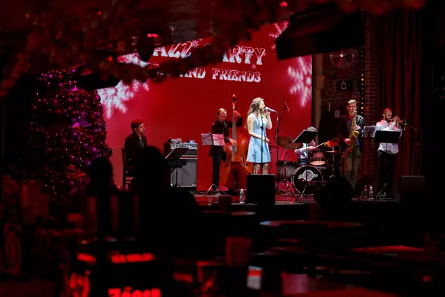 Live Music & Bands: Karina Muhir Jazz Trio 1