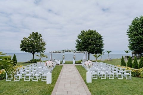 Hannah and Steven's Romantic Outdoor Wedding at Edgewater Manor