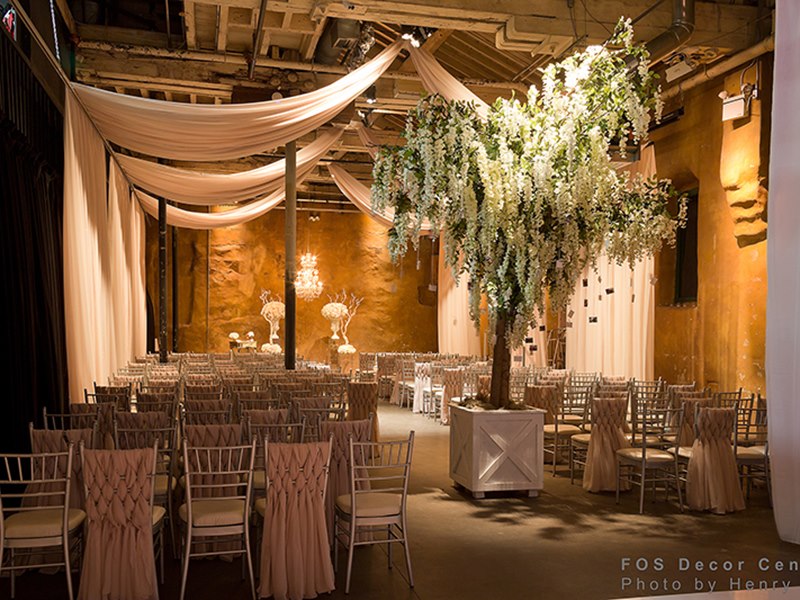 Laura And Tomas' All White Wedding In The Glass Pavilion At Casa Loma