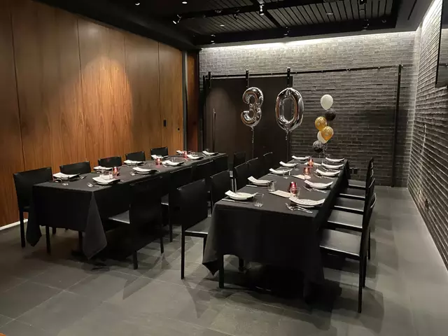 Restaurants: JOEY Eaton Centre 1