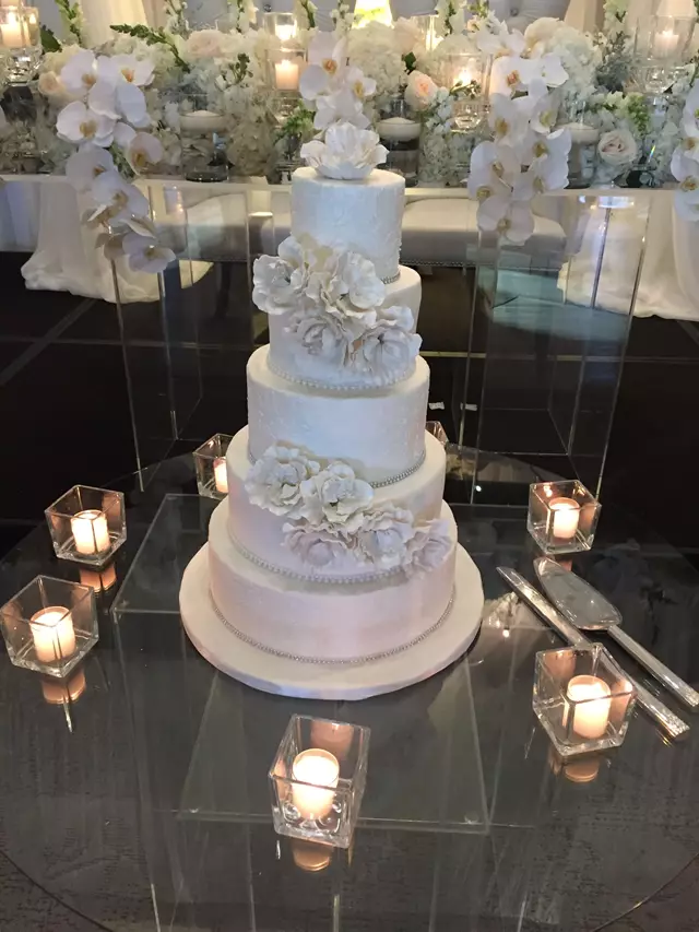 Wedding Cakes: Just Temptations 1