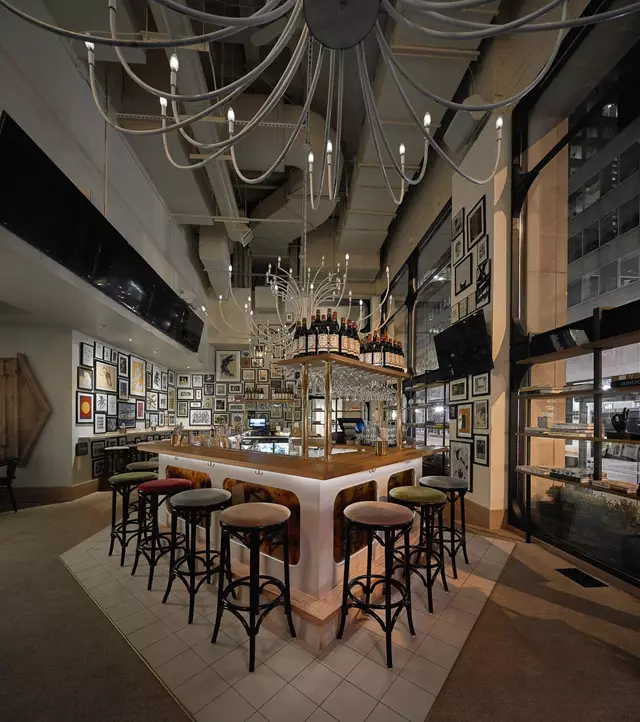 Restaurants: Walrus Pub & Beer Hall 4