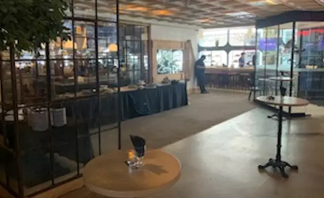 Restaurants: Walrus Pub & Beer Hall 3